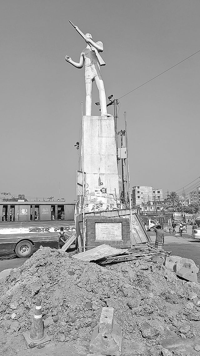 অরক্ষিত ভাস্কর্য জাগ্রত চৌরঙ্গী। গাজীপুরের চান্দনা চৌরাস্তা এলাকায়। ছবি: প্রথম আলো