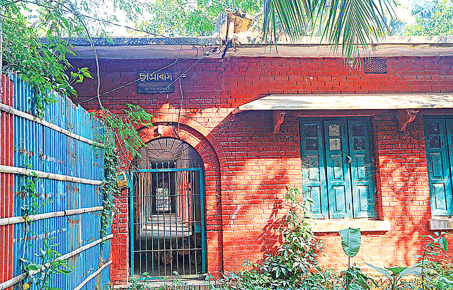 পরিত্যক্ত অবস্থায় আছে চট্টগ্রাম কলেজিয়েট স্কুলের ছাত্রাবাস। গত বুধবার দুপুরে। জুয়েল শীল