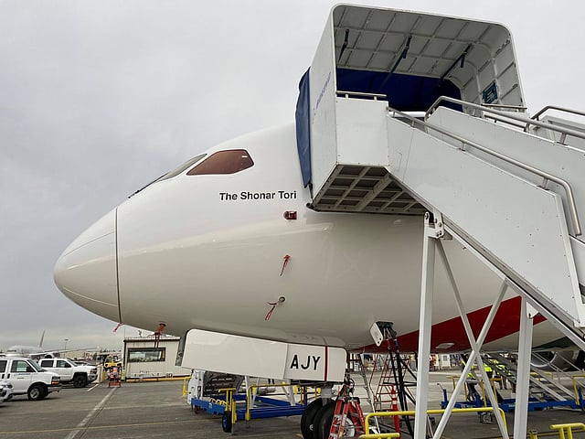 বিমানের পঞ্চম ড্রিমলাইনার ‘সোনার তরী’ আজ শনিবার সন্ধ্যায় হজরত শাহজালাল আন্তর্জাতিক বিমানবন্দরে অবতরণ করে। ছবিটি যুক্তরাষ্ট্রের সিয়াটল থেকে দেশের উদ্দেশে রওনা হওয়ার আগে। ছবি: সংগৃহীত