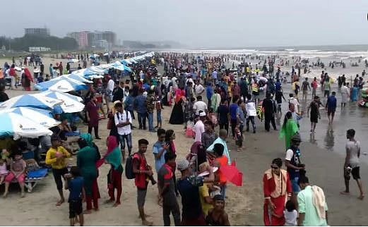 কক্সবাজারের সমুদ্রসৈকতে সারা বছর এমন ব্যবস্থা থাকে। ফাইল ছবি