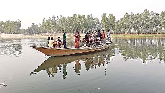 পঞ্চগড়ের বোদা উপজেলা সদরে যাতায়াতে নৌকাই বাহন কয়েকটি ইউনিয়নের মানুষের। উপজেলার আউলিয়ার ঘাটে। ছবি: প্রথম আলো