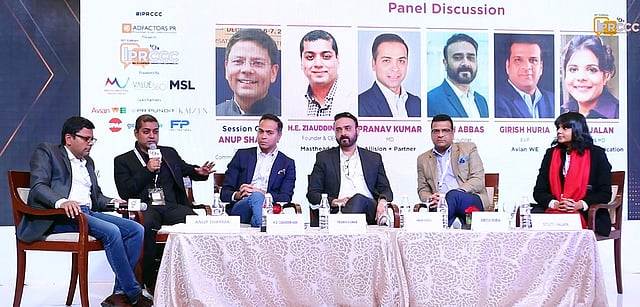 পিআর অ্যান্ড করপোরেট কমিউনিকেশনস কনফারেন্সে বাংলাদেশের প্রতিনিধি হিসেবে বক্তব্য দেন জিয়াউদ্দিন আদিল। ছবি: সংগৃহীত