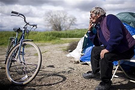 উদার পুঁজিবাদী কাঠামোর নেতৃত্বে থাকা যুক্তরাষ্ট্রে ক্রমবর্ধমান গৃহহীনের সংখ্যাই এর বৈষম্য উৎপাদনকারী বাস্তবতার স্মারক। ক্যালিফোর্নিয়ার সেক্রামেন্টোয় গৃহহীন এক ব্যক্তি। ছবি: রয়টার্স