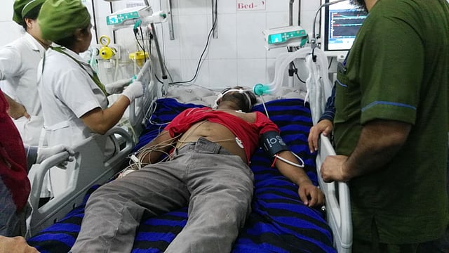 তুহিন ফারাবীকে ঢাকা মেডিকেল কলেজ হাসপাতালে লাইফ সাপোর্টে রাখা হয়েছে। ছবি: প্রথম আলো