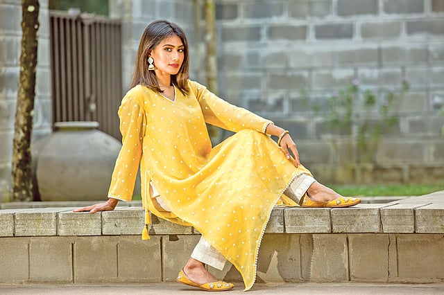 হলুদের মতো উজ্জ্বল রঙের খাদির পোশাক এই শীতে দেবে উষ্ণতা। মডেল: জয়া রায়, পোশাক: আইরিসেস, ছবি: সুমন ইউসুফ