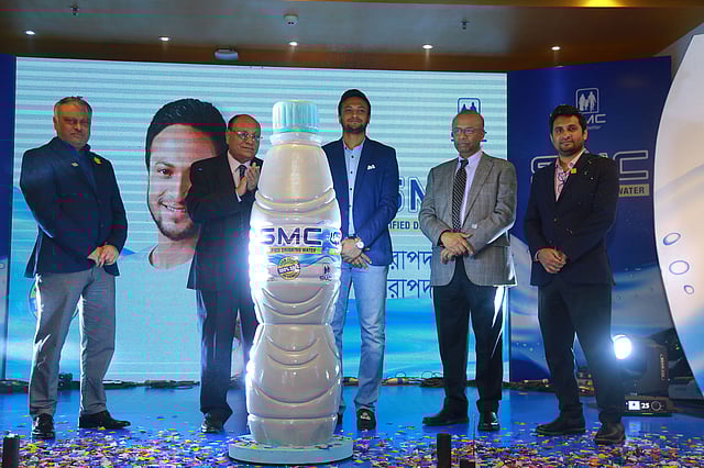 এসএমসি পিউরিফাইড ড্রিংকিং ওয়াটার’-এর উদ্বোধনী অনুষ্ঠানে কোম্পানির কর্মকর্তারা ও ব্র্যান্ড অ্যাম্বাসেডর সাকিব আল হাসান। ছবি: সংগৃহীত