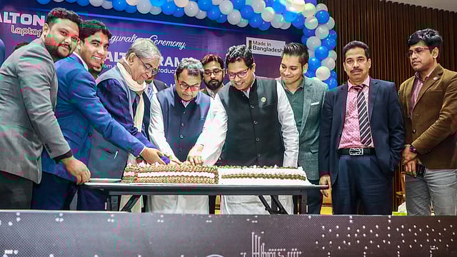 কেক কেটে ওয়ালটনের র্যাম তৈরির কার্যক্রমের আনুষ্ঠানিক উদ্বোধন করেন অতিথিরা। আগারগাঁও, ঢাকা, ২৪ ডিসেম্বর। ছবি: সাবিনা ইয়াসমিন