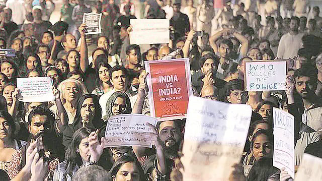 ভারতের নাগরিকত্ব আইনের বিরুদ্ধে দেশজুড়ে ব্যাপক বিক্ষোভ চলছে