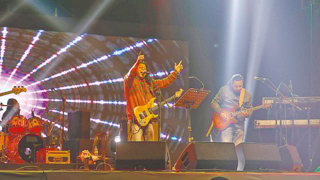 চলতি দশকে খোলা ময়দানে এমন কনসার্টের সংখ্যা কমেছে। ছবি: আনন্দ