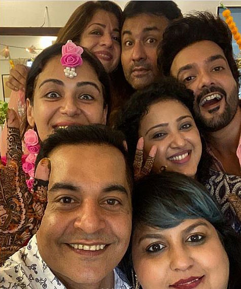 মেহেদি অনুষ্ঠানে ছোট পর্দার বন্ধুদের সঙ্গে মোনা সিং। ছবি: ইনস্টাগ্রাম থেকে নেওয়া