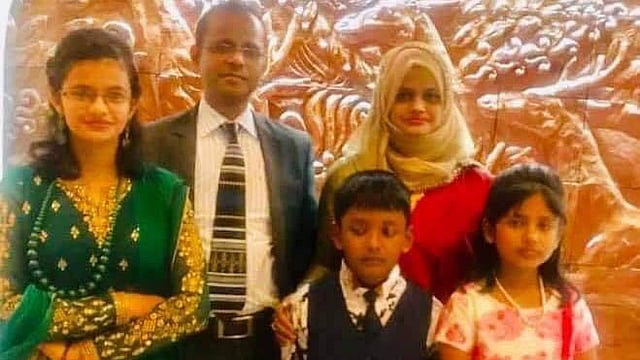 সপরিবারে বাংলাদেশ ব্যাংকের যুগ্ম পরিচালক সাইফুজ্জামান। ছবি: সংগৃহীত