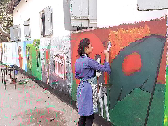 দেয়ালে শিল্পীর রং তুলির আঁচড়। ছবি: ছুটির দিনে