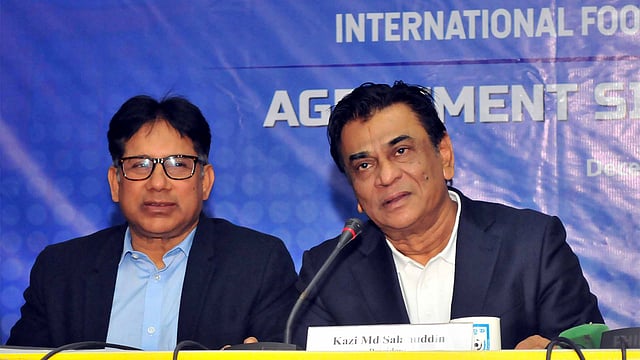 বাংলাদেশ ফুটবল ফেডারেশনের সভাপতি কাজী সালাউদ্দিন (ডানে)। ছবি: বাফুফে