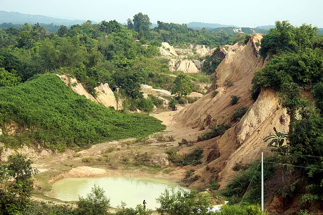 ময়মনসিংহের ধোবাউড়া উপজেলার চীনামাটির পাহাড় পর্যটকদের আকর্ষণ করে। ছবি: আনোয়ার হোসেন
