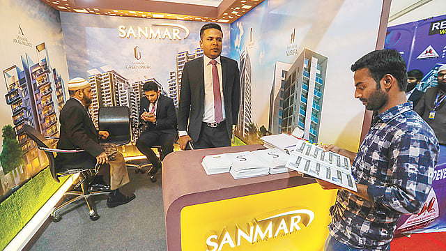 চট্টগ্রামভিত্তিক সানমারের স্টলে তথ্যের খোঁজে দুই ক্রেতা।