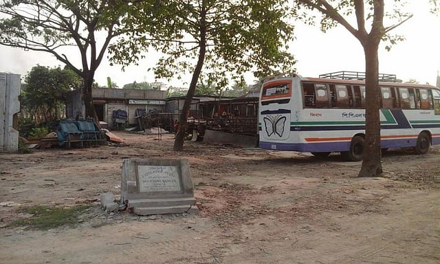 পাকিস্তান সেনাবাহিনী ১৯৭১ সালে নরসিংদীর রায়পুরার গণহত্যা। ছবি: সংগৃহীত