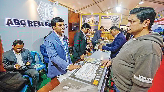 এবিসি রিয়েল এস্টেটের স্টলে ক্রেতারা।