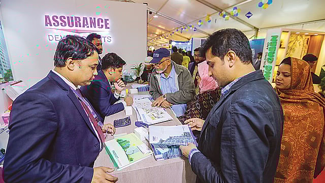 অ্যাসুরেন্স ডেভেলপমেন্টসের স্টলে ক্রেতাদের ভিড়। ছবি: প্রথম আলো