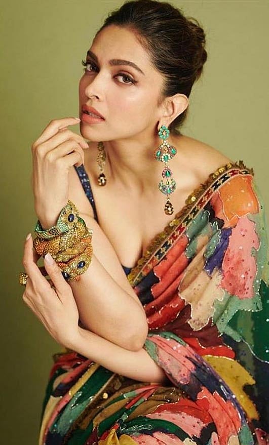 সব্যসাচীর ডিজাইন করা শাড়ি পরেছেন দীপিকা পাড়ুকোন। আর এই পোশাকেই সবার নজর পড়েছে দীপিকার কাঁধে, যেখানে আগে ছিল রণবীর কাপুরের ‘আর কে’ লেখা ট্যাটু। এখন সেখানে কিচ্ছু নেই। তাই বলা হচ্ছে, রণবীর কাপুরের ট্যাটু পুরোপুরি মুছে ফেলেছেন দীপিকা। ছবি: ইনস্টাগ্রাম থেকে নেওয়া