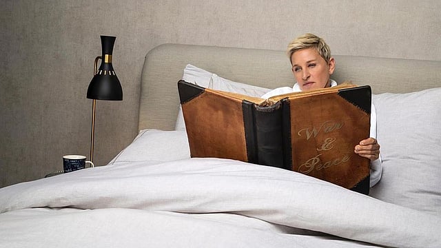 এলেন ডিজেনারেসের হাতে তলোস্তয়ের ‘ওয়ার অ্যান্ড পিস’। ছবি: ইনস্টাগ্রাম থেকে নেওয়া