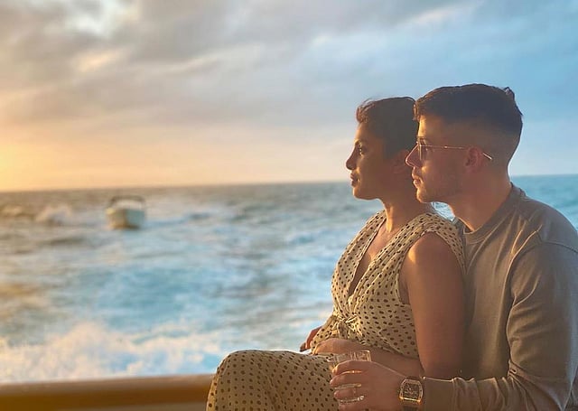 সমুদ্রের ধারে প্রিয়াঙ্কা চোপড়া ও নিক জোনাস। ছবি: ইনস্টাগ্রাম থেকে নেওয়া