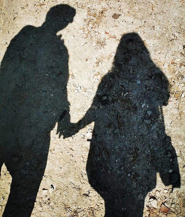 এই ছবি পোস্ট করে সৃজিত মুখার্জি লিখেছেন, তিনি স্ত্রী মিথিলার সঙ্গে অন্ধভাবে ঘুরে বেড়াতে চান। ছবি: ইনস্টাগ্রাম থেকে নেওয়া