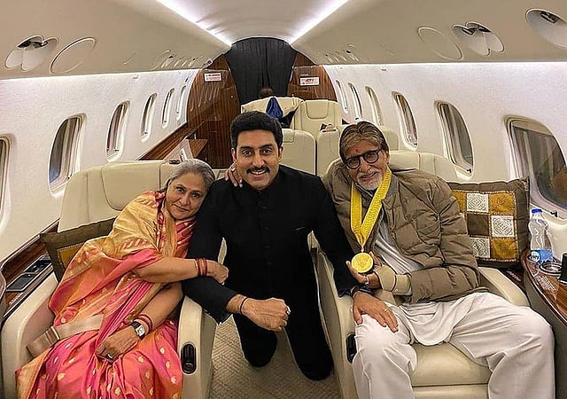 রোববার রাষ্ট্রপতি ভবনে আয়োজিত বিশেষ অনুষ্ঠানে অমিতাভ বচ্চনের হাতে ‘দাদাসাহেব ফালকে পুরস্কার’ তুলে দেন রাষ্ট্রপতি রামনাথ কোবিন্দ। পুরস্কার গ্রহণ শেষে স্ত্রী জয়া বচ্চন ও ছেলে অভিষেক বচ্চনের সঙ্গে অমিতাভ বচ্চন। ছবি: ইনস্টাগ্রাম থেকে নেওয়া