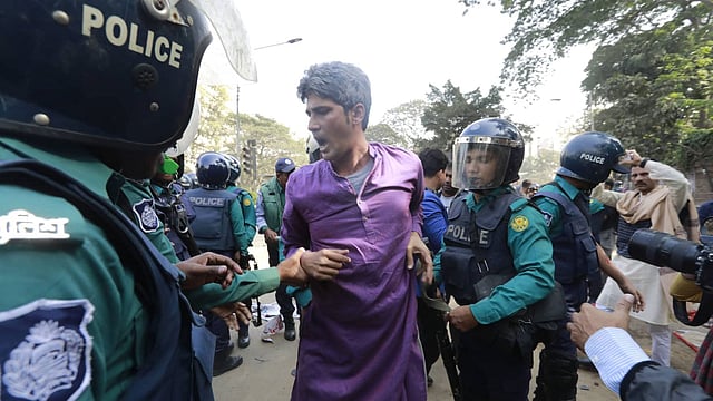 বাম গণতান্ত্রিক জোটের কালো পতাকা মিছিলে পুলিশের বাধা। মৎস্য ভবন মোড়, ঢাকা, ৩০ ডিসেম্বর। ছবি: শুভ্র কান্তি দাশ