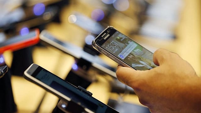 স্মার্টফোন। ছবি: রয়টার্স