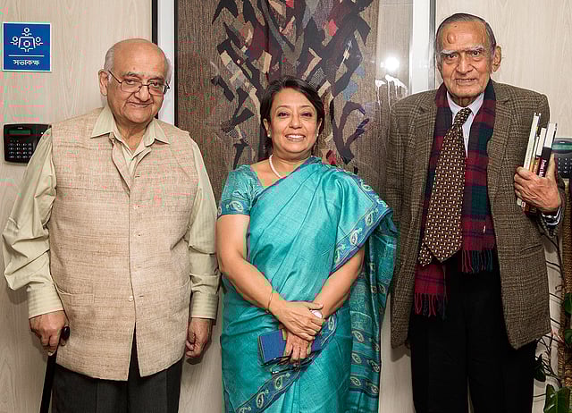 প্রথম আলো সম্পাদকের সঙ্গে সৌজন্য সাক্ষাৎ করতে প্রথম আলো কার্যালয়ে আসেন বাংলাদেশে ভারতের হাইকমিশনার রীভা গাঙ্গুলী দাস। আরও এসেছিলেন ভারতের সাবেক পররাষ্ট্রসচিব মুচকুন্দ দুবে, সেন্টার ফর পলিসি ডায়ালগের (সিপিডি) চেয়ারম্যান অধ্যাপক রেহমান সোবহান। কারওয়ান বাজার, ৩১ ডিসেম্বর। ছবি: খালেদ সরকার