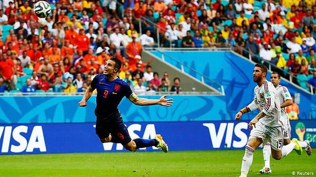 ফন পার্সির সেই দুর্দান্ত হেড। ছবি: রয়টার্স