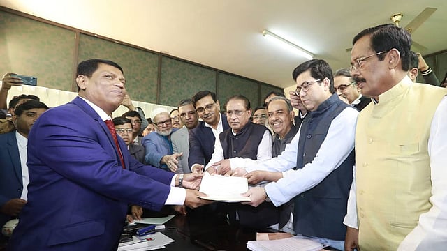 মনোনয়নপত্র জমা দিচ্ছেন ফজলে নূর তাপস। ঢাকা দক্ষিণ সিটি নির্বাচনে রিটার্নিং কর্মকর্তার কার্যালয়, ঢাকা, ৩১ ডিসেম্বর। ছবি: শুভ্র কান্তি দাশ