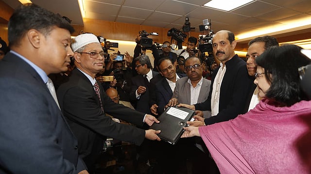 মনোনয়নপত্র জমা দিচ্ছেন আতিকুল ইসলাম। উত্তর সিটি করপোরেশন নির্বাচনে রিটার্নিং কর্মকর্তার কার্যালয়, ঢাকা, ৩১ ডিসেম্বর। ছবি: সাজিদ হোসেন