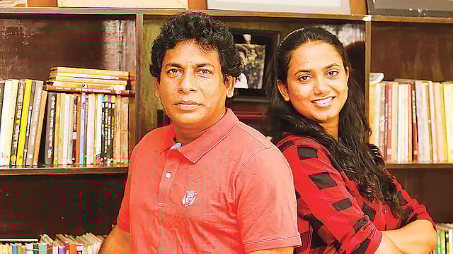 মোশাররফ করিম ও রোবেনা রেজা জুঁই। ছবি: প্রথম আলো