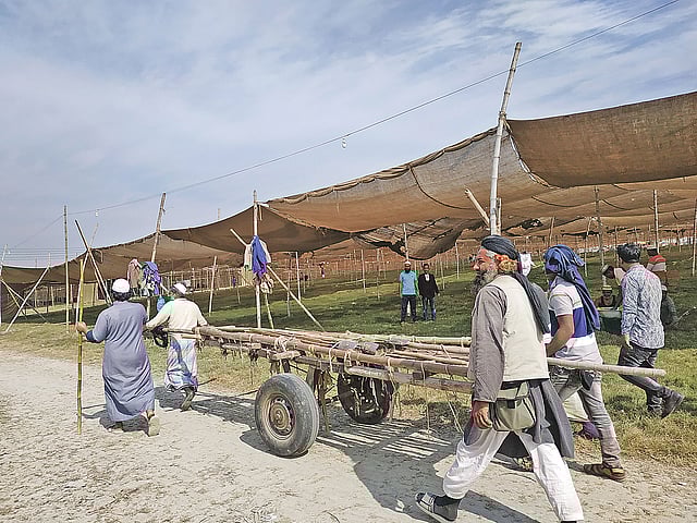 ১০ জানুয়ারি অনুষ্ঠিত হবে বিশ্ব ইজতেমার প্রথম পর্ব। এ উপলক্ষে স্বেচ্ছাশ্রমে চলছে মাঠ প্রস্তুতির কাজ। গতকাল সকালে টঙ্গীর তুরাগ নদের পাড়ে ইজতেমা মাঠে। ছবি: প্রথম আলো