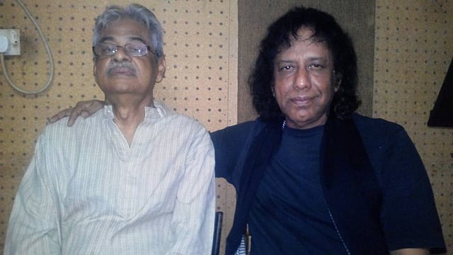 গীতিকার মাজহারুল আনোয়ারের সঙ্গে বুলবুল। ছবি: ফেসবুক থেকে