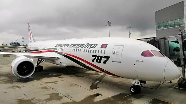যুক্তরাষ্ট্র থেকে দেশে আসে বিমান বাংলাদেশ এয়ারলাইনসের নতুন বোয়িং ৭৮৭-৯ ড্রিমলাইনারের ‘অচিন পাখি’। ছবিটি যুক্তরাষ্ট্রের সিয়াটলে বোয়িং কারখানার এভারেট ডেলিভারি সেন্টার থেকে তোলা। ছবি : বেসামরিক বিমান পরিবহন ও পর্যটন মন্ত্রণালয়