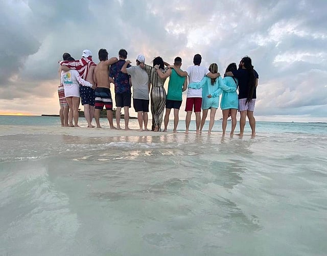 আকাশ আর সমুদ্র যেখানে মিলে গেছে, নতুন বছরে প্রিয়াঙ্কা চোপড়ার পরিবার আর বন্ধুদের নিয়ে পৌঁছে গেছেন সেখানে।