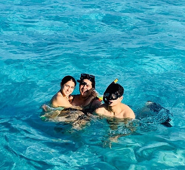 তাঁরা কারা? সারা আলী খান, অমৃতা সিং ও ইব্রাহিম আলী খান।