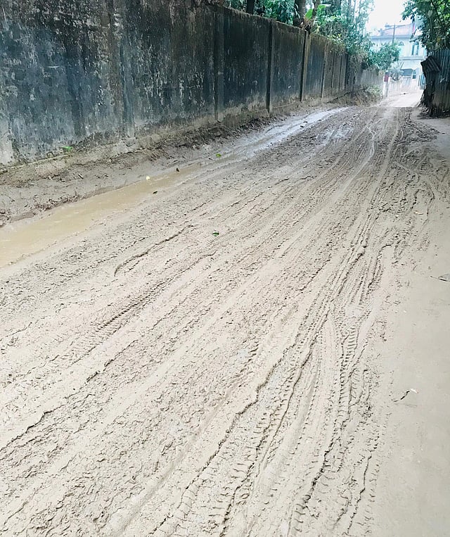 চলাচলে ভোগান্তির কারণে সড়কটি নিয়ে ক্ষোভের অন্ত নেই সাধারণ মানুষের। ছবি: লেখক