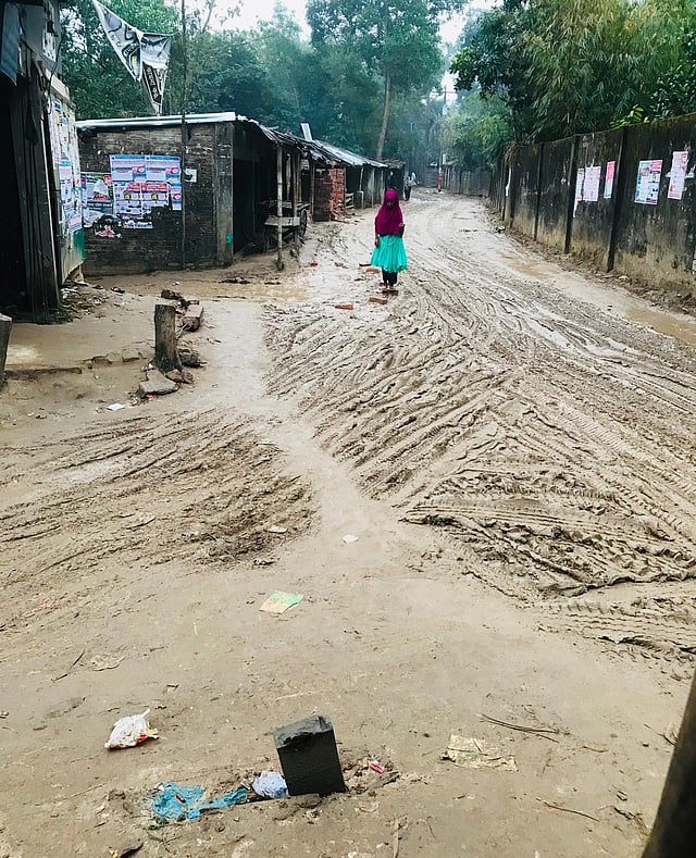 চকরিয়ার ডুলাহাজারা ও লামা উপজেলার জনগোষ্ঠীর একমাত্র চলাচলের সড়কটির কারণে ভোগান্তি সাধারণ মানুষের।