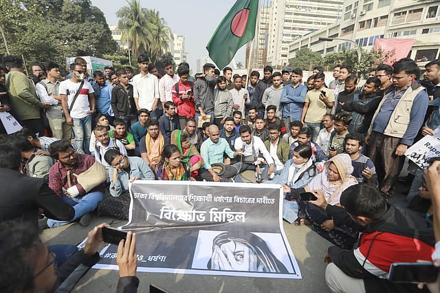 ঢাকা বিশ্ববিদ্যালয়ের ছাত্রীকে ধর্ষণের প্রতিবাদে রাজধানীর শাহবাগে সাধারণ শিক্ষার্থীদের অবরোধ। ছবি: শুভ্র কান্তি দাশ