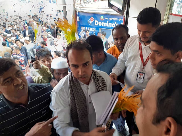 আজ শুক্রবার জুমার নামাজের পর উত্তরা ৭ নম্বর সেক্টর জামে মসজিদের সামনে থেকে নির্বাচনী প্রচার শুরু করেন তাবিথ আউয়াল। ছবি: প্রথম আলো
