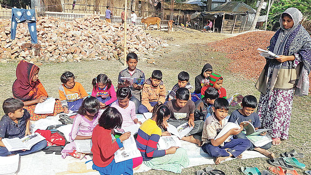 বাতাসি প্রাথমিক বিদ্যালয়ের শিক্ষার্থীদের পাঠদান চলে গাছতলা ও ছাপরায়। প্রথম আলো