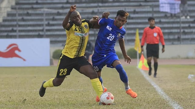 সাইফ স্পোর্টিংয়ের কলাম্বিয়ান মিডফিল্ডারের সঙ্গে বাবলুর (ডানে) বল দখলের লড়াই। ছবি: প্রথম আলো