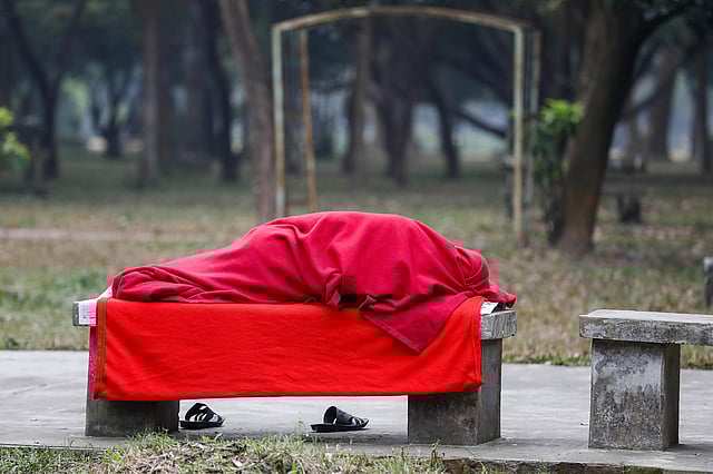 কম্বল মুড়ি দিয়ে পার্কের বেঞ্চে ঘুম