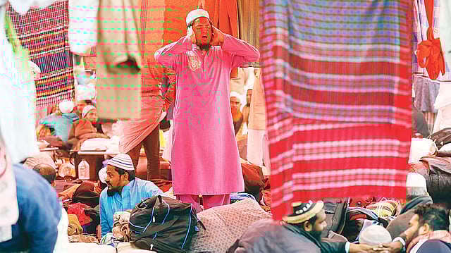 বিশ্ব ইজতেমার প্রথম পর্বের দ্বিতীয় দিনে ইজতেমা ময়দানে আসরের নামাজ আদায় করার জন্য আজান দিচ্ছেন এক মুসল্লি। গতকাল টঙ্গীর তুরাগতীরে। ছবি: তানভীর আহাম্মেদ