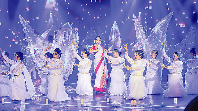 ‘ও আলোর পথযাত্রী’ গানের কোরিওগ্রাফিতে নাচ করেন তমা মির্জা ও একঝাঁক শিল্পী। ছবি: সংগৃহীত