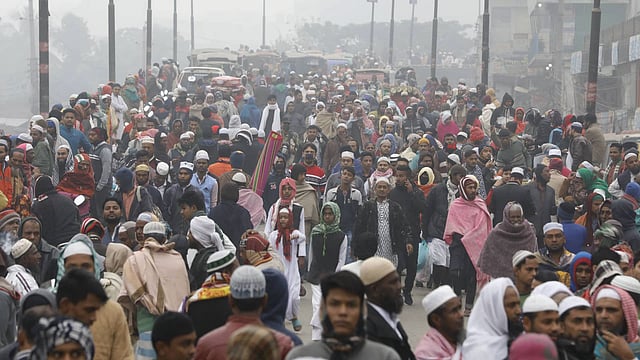 আখেরি মোনাজাতে অংশ নিতে মুসল্লিদের ঢল। টঙ্গী, গাজীপুর, ১২ জানুয়ারি। ছবি: দীপু মালাকার