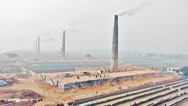 অভিযানের পরও ইট তৈরি থেমে নেই মুন্সিগঞ্জের ইটভাটাগুলোতে। গতকাল দুপুরে সিরাজদিখান উপজেলার বালুচর এলাকায়। ছবি: ফয়সাল হোসেন